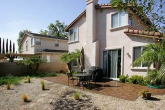 6124 Maple Ct in Simi Valley, CA - Foto de edificio - Building Photo