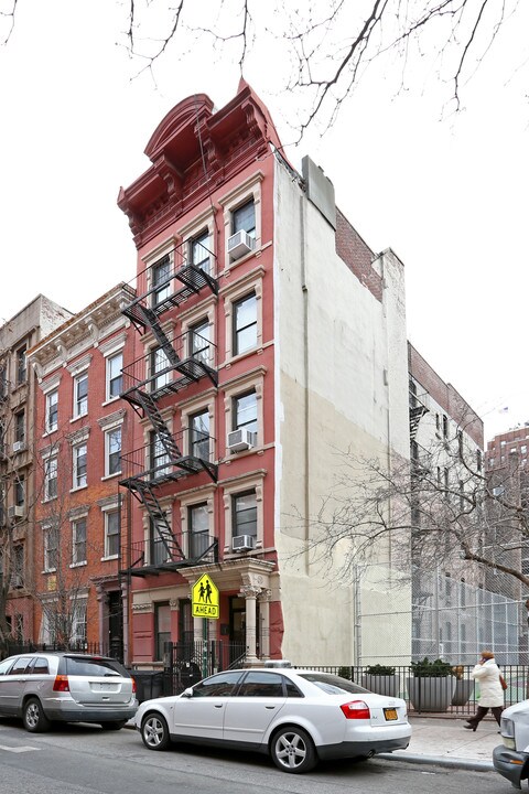 310 W 18th St in New York, NY - Building Photo