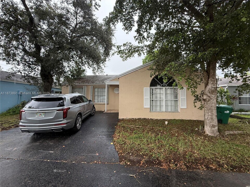 14560 SW 124th Pl in Miami, FL - Building Photo