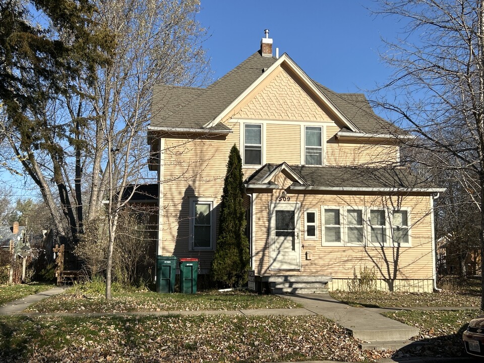 509 E Maple St, Unit 2nd Floor Apartment in River Falls, WI - Building Photo
