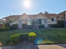 451 Carneros Ave in Sunnyvale, CA - Building Photo