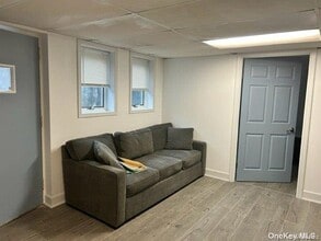 18 Manhattan Pl in Huntington, NY - Building Photo - Building Photo