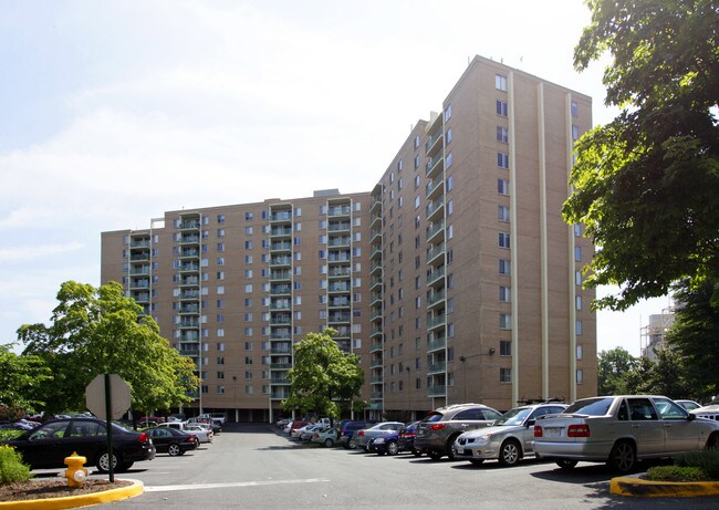 Marina Towers in Alexandria, VA - Foto de edificio - Building Photo