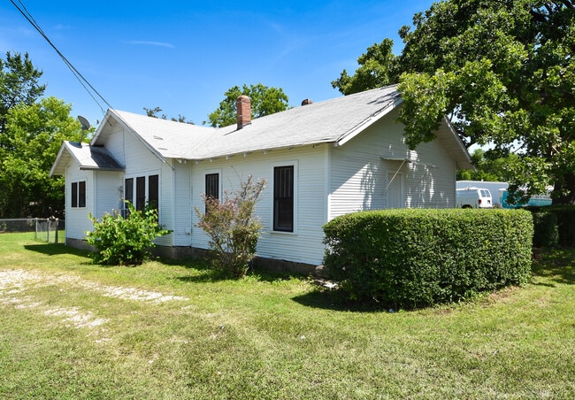 property at 2700 Woodlawn Blvd