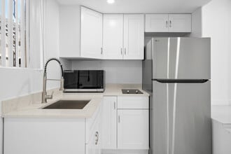 411 SW 34th Ave, Unit 2 in Miami, FL - Building Photo - Building Photo