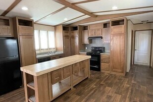 Springfield Meadows in San Antonio, TX - Building Photo