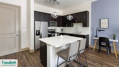 5005 Galleria Dr in Farmers Branch, TX - Foto de edificio - Building Photo