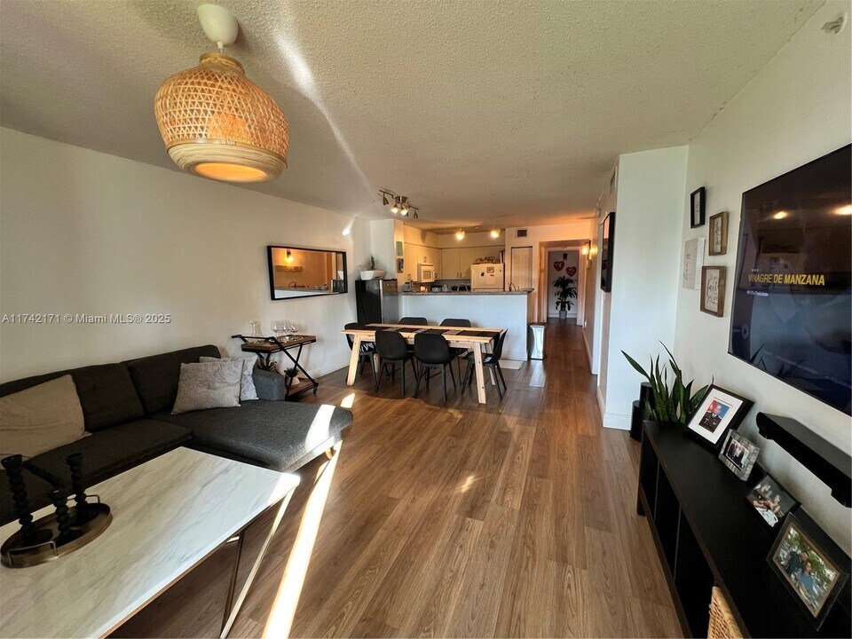4580 NW 107th Ave in Miami, FL - Building Photo