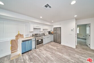 117 1/4 W 41st Pl in Los Angeles, CA - Building Photo - Building Photo