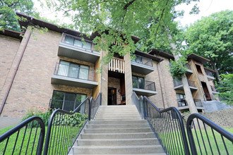 Forest Ridge Apartments in Cedar Rapids, IA - Foto de edificio - Building Photo