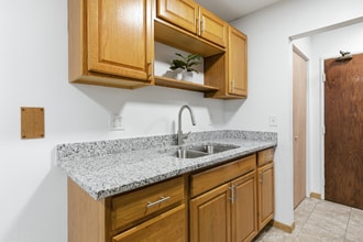 1100 69th Ave N, Unit 102 in Brooklyn Center, MN - Building Photo - Building Photo