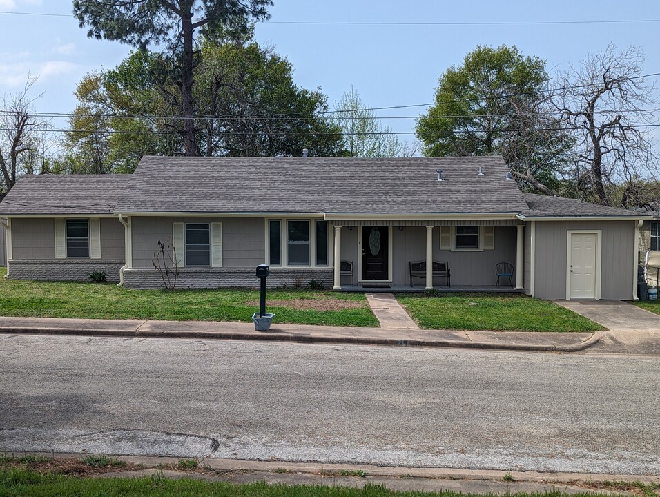 204 Joseph St in Brenham, TX - Foto de edificio