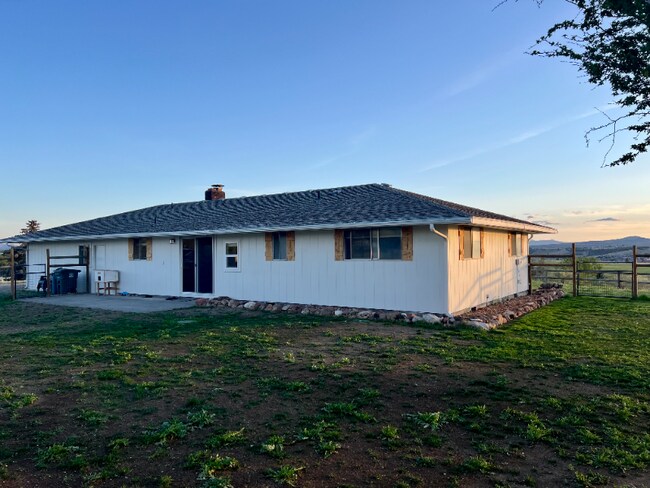 1209 NE Brown Dr in Madras, OR - Foto de edificio - Building Photo