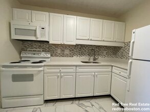 101 Monmouth St, Unit 406 in Brookline, MA - Foto de edificio - Building Photo