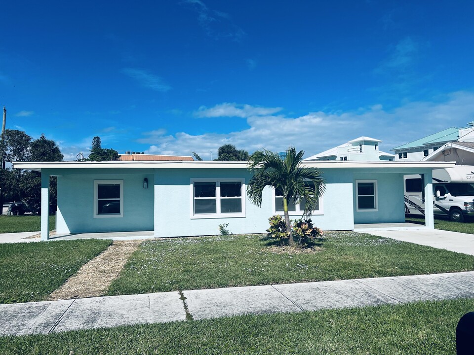 1400 Binney Dr in Fort Pierce, FL - Building Photo