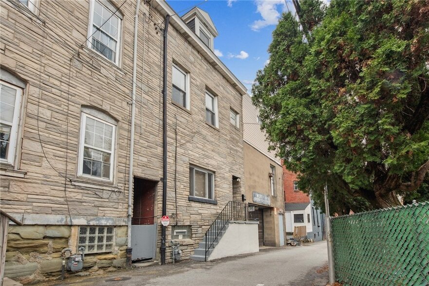 4106 Garden Way in Pittsburgh, PA - Building Photo