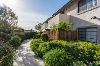 Mountain Vista Apartments in Azusa, CA - Foto de edificio - Building Photo