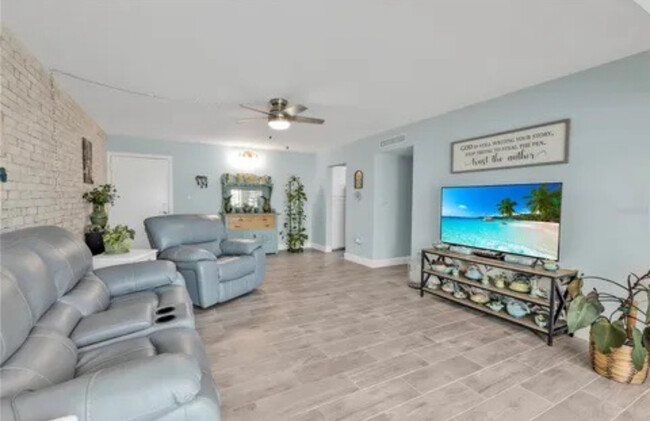 21287 Gertrude Ave in Port Charlotte, FL - Foto de edificio - Building Photo