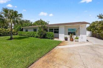 704 Juniper Dr in North Palm Beach, FL - Building Photo - Building Photo