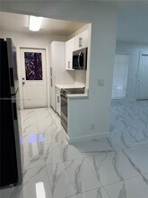 105 NE 12th Ave in Hallandale Beach, FL - Building Photo - Building Photo