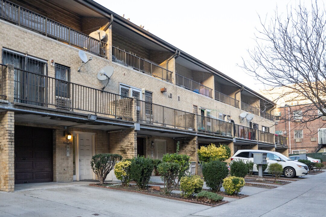 14337-14353 Barclay Ave in Flushing, NY - Building Photo