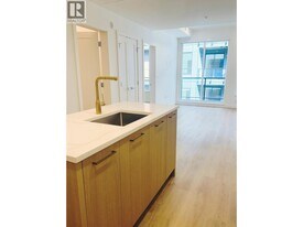 375 Clayton St in Coquitlam, BC - Building Photo