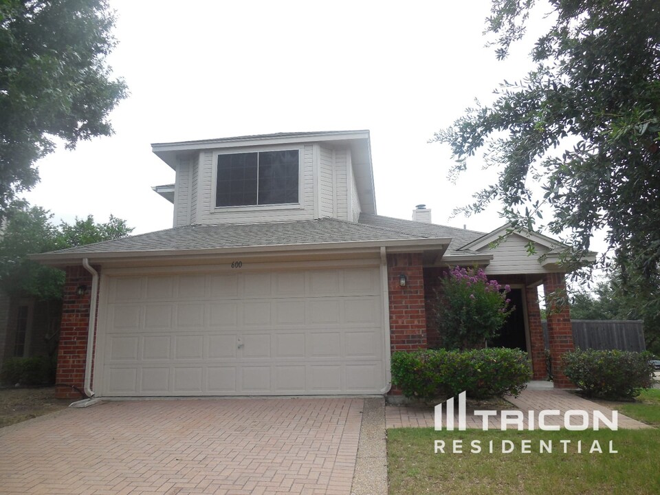 600 Alabaster Pl in Cedar Hill, TX - Building Photo