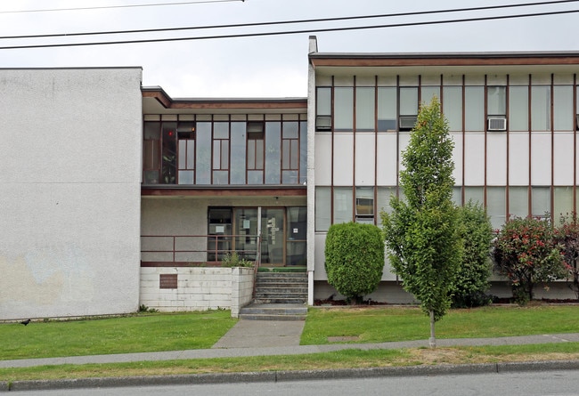 Lion's Manor in Vancouver, BC - Building Photo - Building Photo