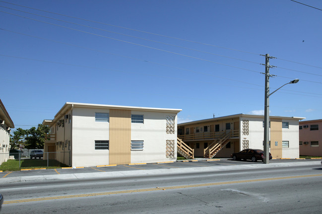 965 W 29th St in Hialeah, FL - Foto de edificio - Building Photo