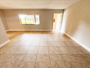 1106 Meadows Cir, Unit 1106 in Boynton Beach, FL - Foto de edificio - Building Photo