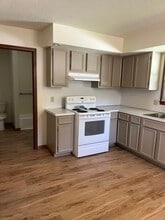 926 N Walnut St, Unit B in Olney, IL - Building Photo - Building Photo