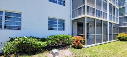 3010 Marcos Dr in Aventura, FL - Building Photo - Building Photo