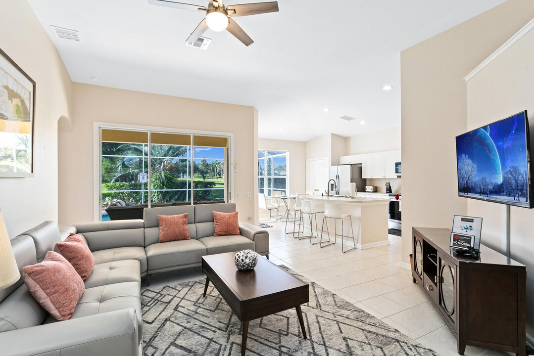 8187 Fan Palm Way in Kissimmee, FL - Building Photo