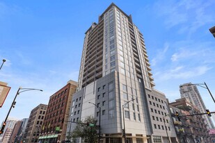 330 W Grand Ave in Chicago, IL - Building Photo