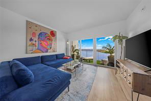 381 Bayview Dr in Sunny Isles Beach, FL - Building Photo - Building Photo