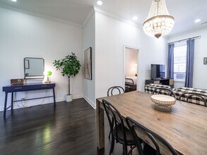 2113 W Grand Ave in Chicago, IL - Building Photo - Building Photo