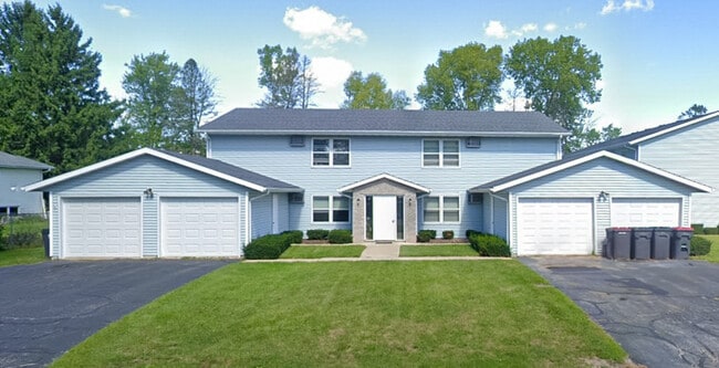 308 Pine Crest Dr, Unit 2 in Cambridge, WI - Building Photo - Building Photo