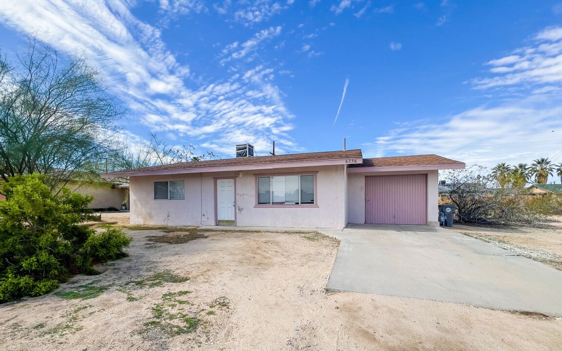 6256 Lupine Ave in Twentynine Palms, CA - Building Photo