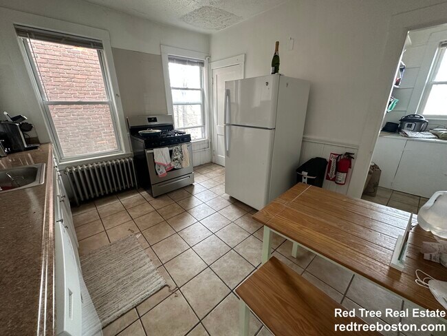 162 Kelton St, Unit 3 in Boston, MA - Foto de edificio - Building Photo