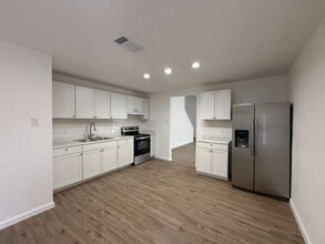 5747 Hawaiian Sun Dr in San Antonio, TX - Foto de edificio - Building Photo