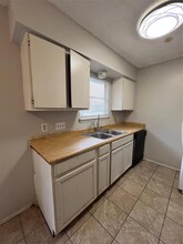 1909 E Stassney Ln in Austin, TX - Foto de edificio - Building Photo