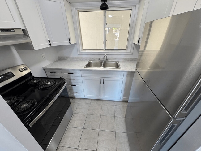 CONTINENTAL TOWNHOMES in Sarnia, ON - Building Photo - Building Photo