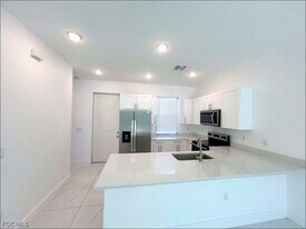 674 Chemstrand St E in Lehigh Acres, FL - Building Photo