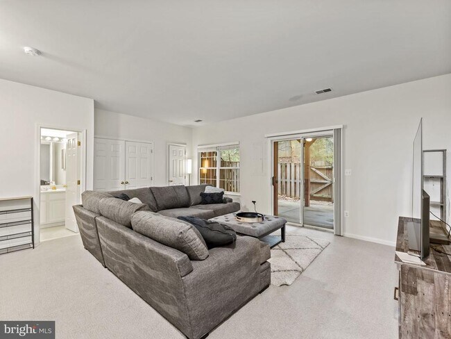 8873 Royal Doulton Ln in Fairfax, VA - Building Photo - Building Photo