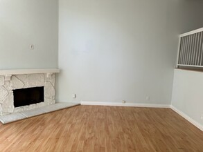 380 W Wilson St, Unit F104 in Costa Mesa, CA - Building Photo - Building Photo