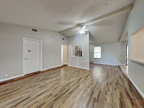 6235 Cranberry Ln E in Jacksonville, FL - Foto de edificio - Building Photo