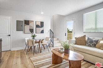 10035 S Western Ave in Los Angeles, CA - Foto de edificio - Building Photo