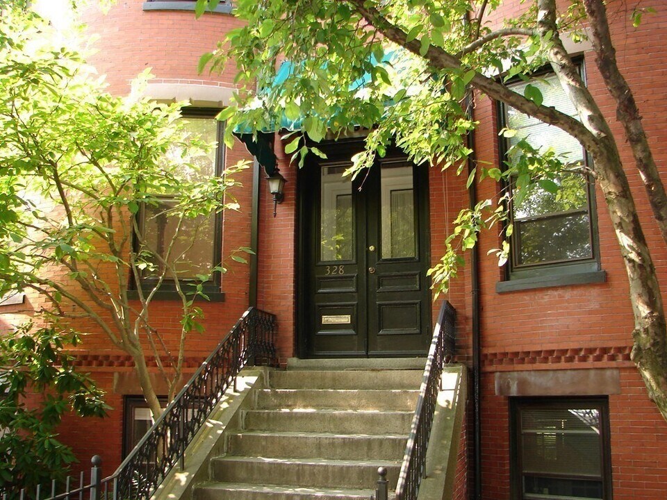 330 Washington St in Brookline, MA - Building Photo