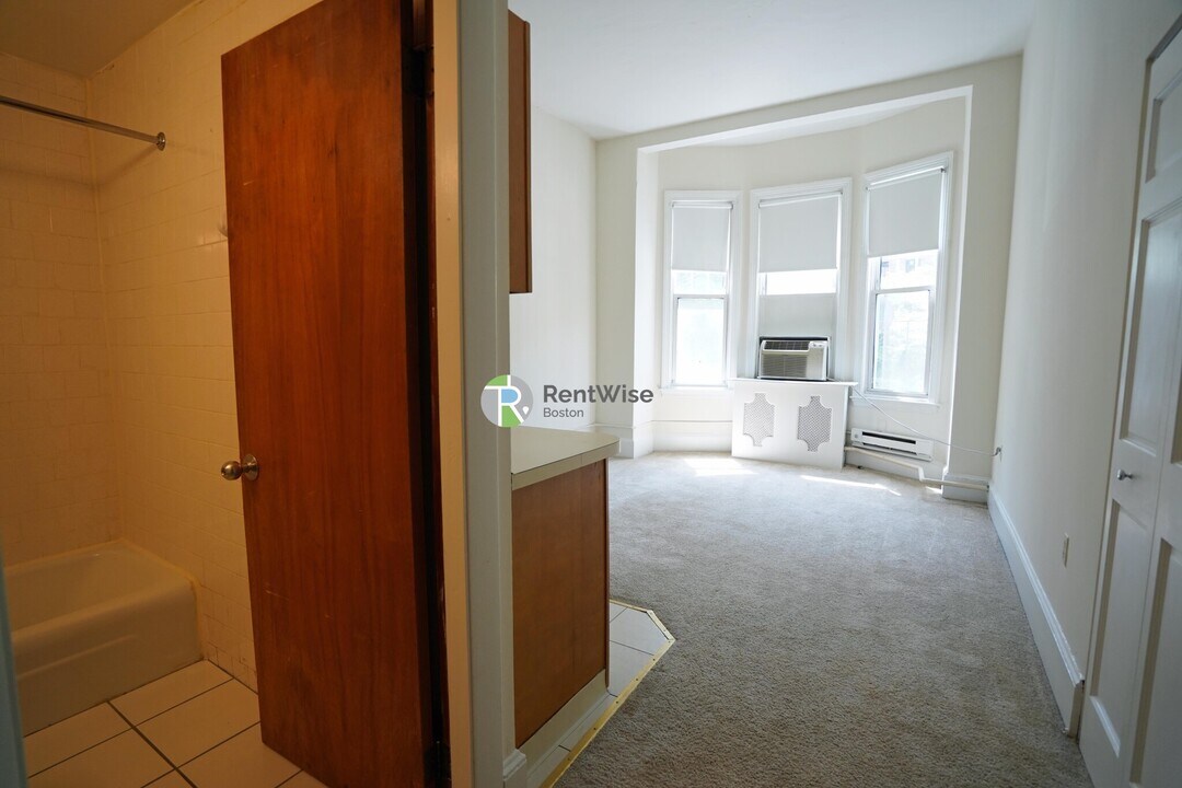 1223 Beacon St in Brookline, MA - Building Photo