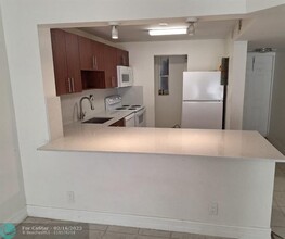 8040 N Colony Cir in Tamarac, FL - Building Photo - Building Photo